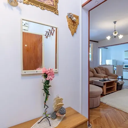Ema Apartment *